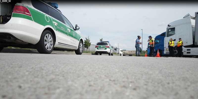 HZA-HN: Zoll überprüft Brummis/Schwarzarbeitskontrollen auf der A 6 - Foto: presseportal.de