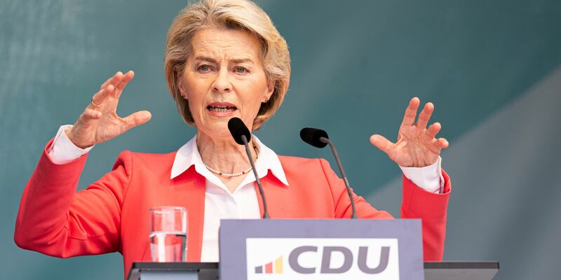 EU-Kommissionspräsidentin Ursula von der Leyen kritisiert die AfD erneut scharf. - Foto: Michael Matthey/dpa