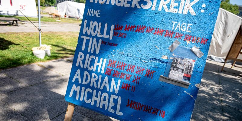 Die Aktivisten wollen mit einem Hungerstreik eine Regierungserklärung des Kanzlers zum Klima erzwingen. - Foto: Fabian Sommer/dpa