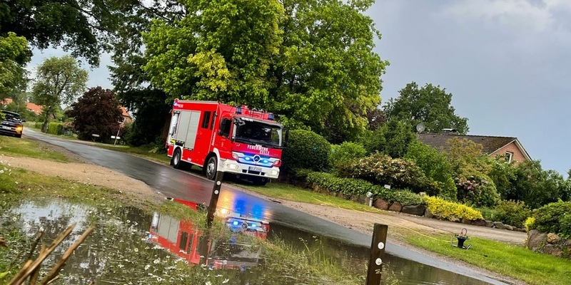 FW Celle: Straße in Hustedt unter Wasser - Foto: presseportal.de