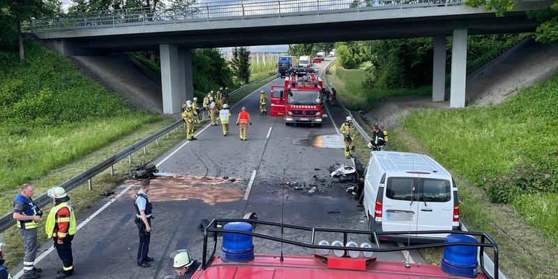 KFV Bodenseekreis: Schwerer Verkehrsunfall auf B467 mit drei Fahrzeugen fordert mehrere Verletzte - Foto: presseportal.de
