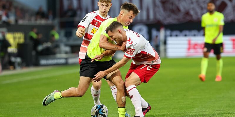 Schlagabtausch im Hinspiel: Im Relegations-Duell zwischen Regensburg und Wiesbaden bleibt es weiter offen. - Foto: Daniel Löb/dpa