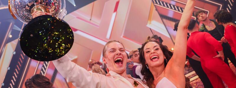 Der Favorit Gabriel Kelly, Sänger, freut sich mit Tanzpartnerin Malika Dzumaev über den Sieg und den Titel «Dancing Star 2024». - Foto: Rolf Vennenbernd/dpa
