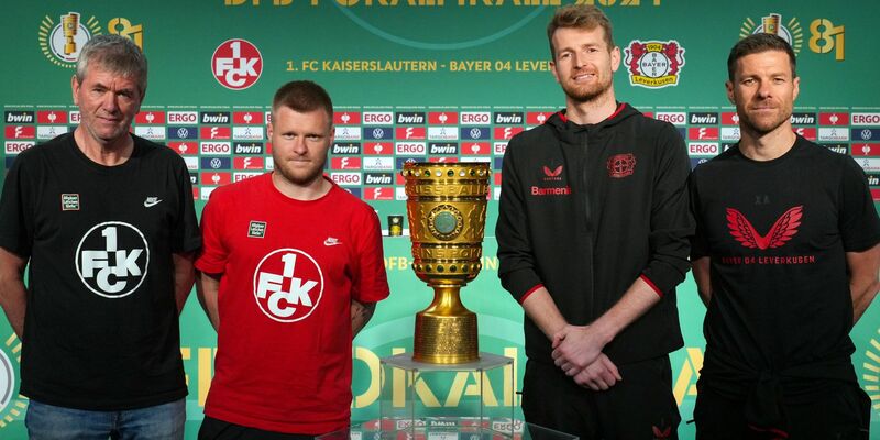 Der Respekt zwischen Kaiserslauterns Trainer Friedhelm Funkel (l) und Leverkusen-Coach Xabi Alonso (r) sehr groß. - Foto: Soeren Stache/dpa