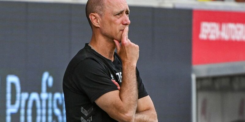 Über 90 Minuten betrachtet war die Mannschaft von Regensburg-Trainer Joe Enochs das bessere Team. - Foto: Armin Weigel/dpa