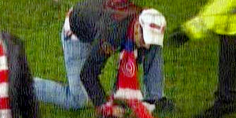 Im Mai 2012 klaute ein besonders euphorischer Fortuna-Anhänger sogar den Elfmeterpunkt und erhielt später Stadionverbot. - Foto: Ard Screenshot/dpa