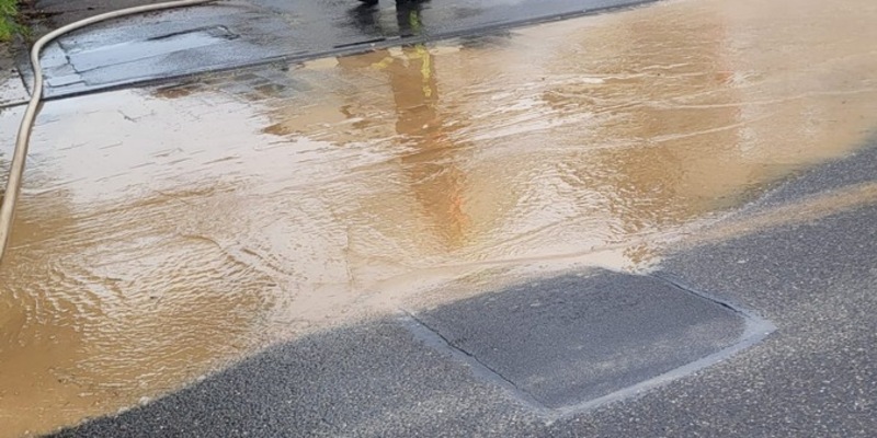 FW Bergheim: Abschlussmeldung: Mehrere Einsätze nach Starkregenereignis in Bergheim-Büsdorf Schlamm von zwei Feldern abgerutscht - Zahlreiche Keller unter Wasser - Stundenlanger Einsatz der Feuerwehr - Foto: presseportal.de