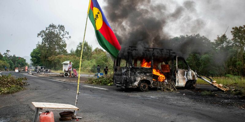 Ein brennendes Fahrzeug an einer Straßensperre: Frankreich hat den Ausnahmezustand verhängt. - Foto: Delphine Mayeur/AFP/dpa