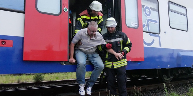 FW Celle: Zugunglück in Celle - rund 200 Einsatzkräfte üben den Ernstfall im Celler Bahnhof. 30 Personen müssen durch die Einsatzkräfte gerettet werden. Aufwendige Einsatzübung am Samstag! - Foto: presseportal.de