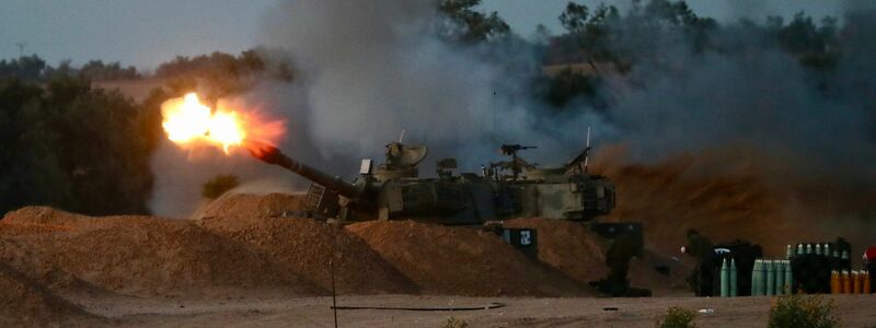 Eine israelische Panzerhaubitze feuert eine Granate ab. - Foto: Jamal Awad/Xinhua/dpa