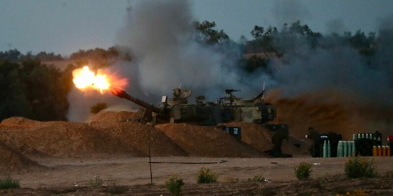 Eine israelische Panzerhaubitze feuert eine Granate ab. - Foto: Jamal Awad/Xinhua/dpa