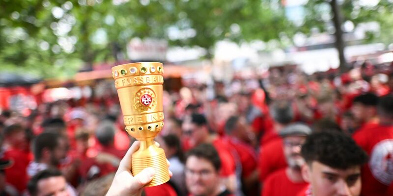 Fans des 1. FC Kaiserslautern feiern vor dem DFB-Pokal-Finale auf dem Breitscheidplatz. - Foto: Sebastian Christoph Gollnow/dpa