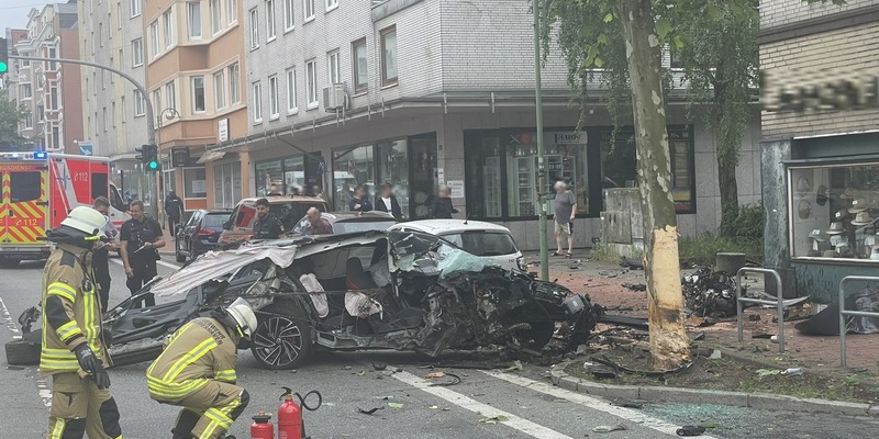 FW Bremerhaven: Pkw kollidiert mit Straßenbaum- ein Schwerverletzter - Foto: presseportal.de