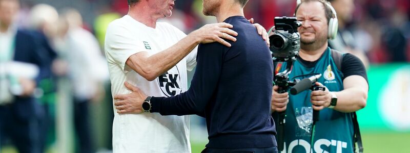 Kaiserslauterns Trainer Friedhelm Funkel (l) und Bayer-Coach Xabi Alonso begrüßen sich vor der Partie. - Foto: Uwe Anspach/dpa