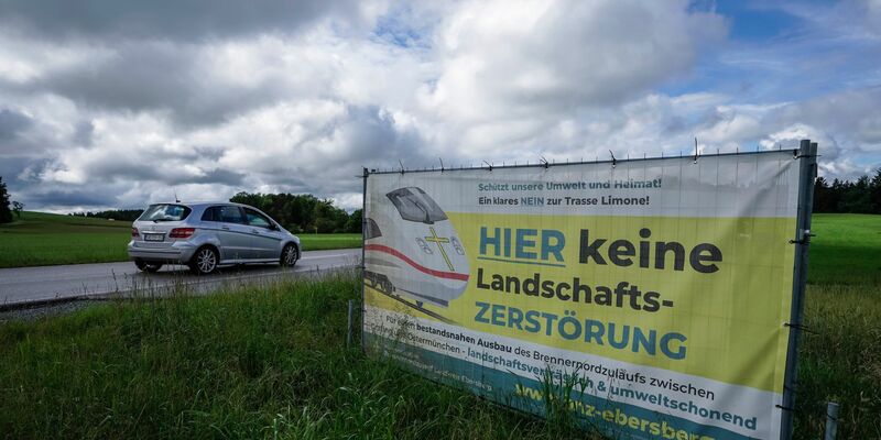 Zwanzig Jahre nach der Vertragsunterzeichnung zum Bau des Brennerbasistunnels gibt es auf deutscher Seite noch nicht einmal eine fertige Planung für die Zuleitung zum längsten europäischen Eisenbahntunnel. - Foto: Uwe Lein/dpa