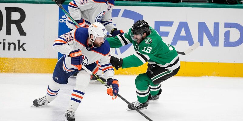 Leon Draisaitl (v) unterlag mit den Oilers bei den Dallas Stars. - Foto: Tony Gutierrez/AP/dpa