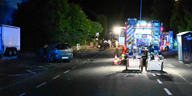 FW Pulheim: PKW erfasst zwei Fußgänger. Ein Verletzter verstirbt an Unfallstelle - Foto: presseportal.de