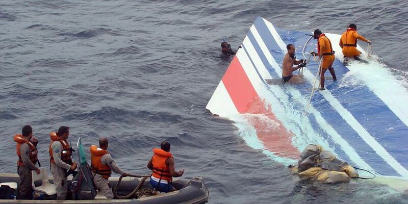 Ein Wrackteil der abgestürzten Air-France-Maschine AF447 wird von einem Rettungsteam der brasilianischen Marine im Atlantik geborgen. - Foto: epa/dpa