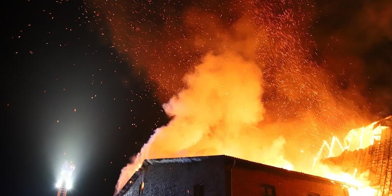 FW-SE: Feuer zerstört Wohnanlage - Foto: presseportal.de
