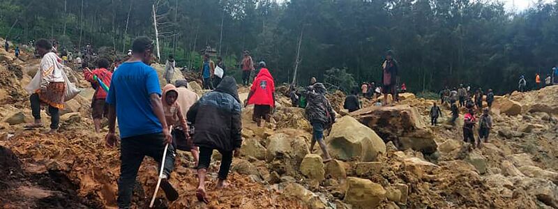 Nach einem Erdrutsch werden im abgelegenen Hochland Papua-Neuguineas Hunderte Tote befürchtet. Einige Dörfer wurden komplett verschüttet. - Foto: Benjamin Sipa/International Organization for Migration/AP/dpa