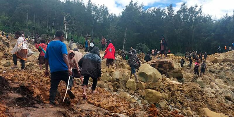 Nach einem Erdrutsch werden im abgelegenen Hochland Papua-Neuguineas Hunderte Tote befürchtet. Einige Dörfer wurden komplett verschüttet. - Foto: Benjamin Sipa/International Organization for Migration/AP/dpa