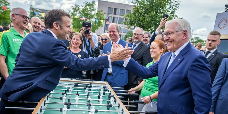 Auf eine Runde Tischkicker: Der französische Präsident Emmanuel Macron gemeinsam mit Bundespräsident Frank-Walter Steinmeier beim Demokratiefest in Berlin. - Foto: Michael Kappeler/dpa
