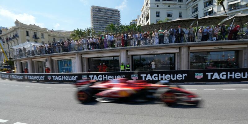 Der Ferrari-Pilot Charles Leclerc feiert nach seinem Heimsieg mit Fürst Albert II. von Monaco auf dem Podium. - Foto: Luca Bruno/AP/dpa