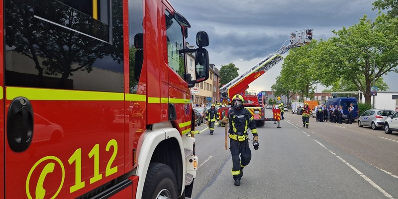 FW-GE: Feuerwehr Großeinsatz in Gelsenkirchen Schalke - Foto: presseportal.de