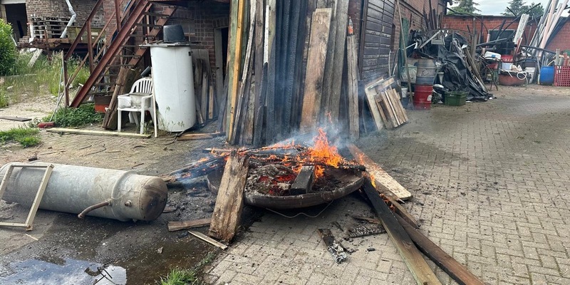 FW-KLE: Feuerschale außer Kontrolle geraten - Foto: presseportal.de