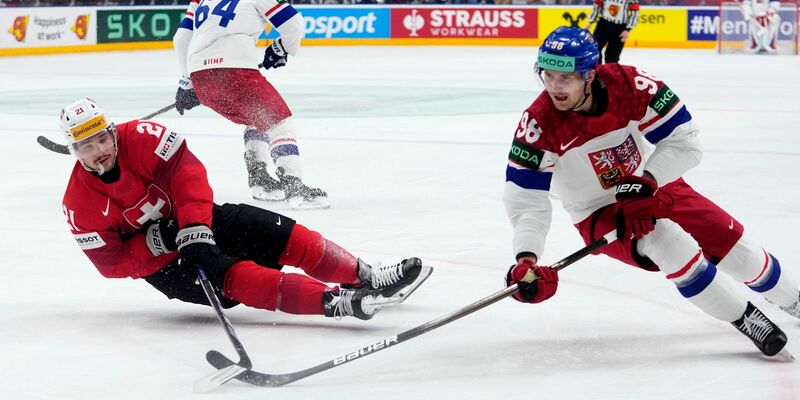 Martin Necas (r) aus Tschechien konnte sich mit seiner Mannschaft gegen die Schweiz durchsetzen. - Foto: Petr David Josek/AP/dpa