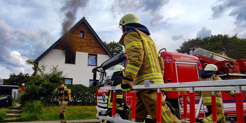 FW Osterholz-Scharm.: Wohnungsbrand mit Menschenleben in Gefahr - Feuerwehr kann Dachstuhlbrand verhindern - Foto: presseportal.de
