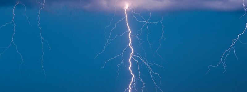 Polizei und Feuerwehr mussten mehrfach wegen Gewitter und Regens ausrücken. (Archivbild) - Foto: Patrick Pleul/dpa