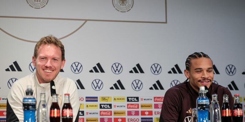 Bundestrainer Julian Nagelsmann (l) und Leroy Sané sprechen auf einer Pressekonferenz. - Foto: Christian Charisius/dpa