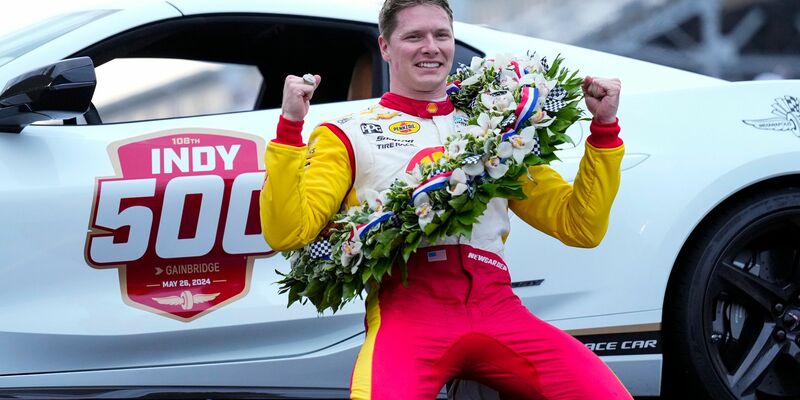 Josef Newgarden feiert nach seinem Sieg auf dem Indianapolis Motor Speedway. - Foto: AJ Mast/AP/dpa
