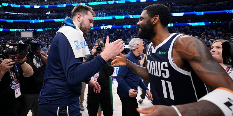 Mavericks-Guards Luka Doncic (l) und Kyrie Irving feiern den Sieg. - Foto: Julio Cortez/AP/dpa