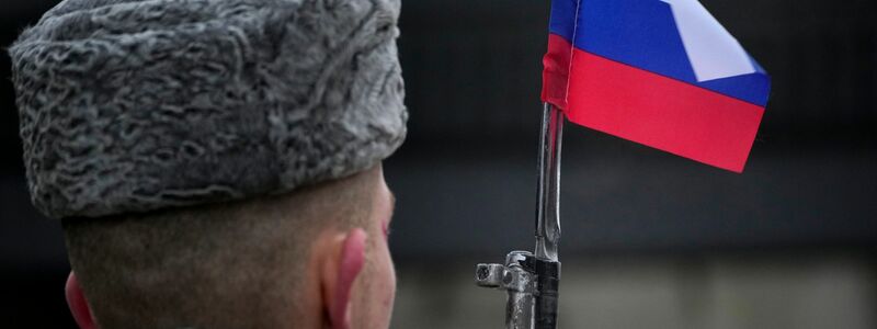 Russischer Soldat bei einer Gedenkzeremonie am Denkmal der heldenhaften Verteidiger von Leningrad. (Symbolbild) - Foto: Dmitri Lovetsky/AP/dpa