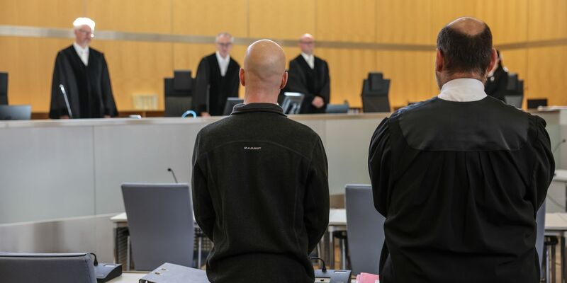 Der Angeklagte (l, vorne) neben seinem Anwalt Marvin Schroth (r) im Gerichtssaal in Düsseldorf. - Foto: Oliver Berg/dpa