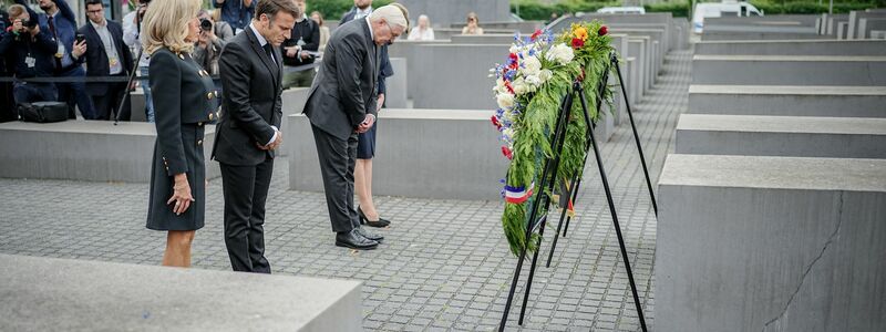 Brigitte Macron (l-r), Emmanuel Macron, Frank-Walter Steinmeier und Elke Büdenbender legen einen Kranz am Denkmal für ermordete Juden Europas nieder. - Foto: Kay Nietfeld/dpa