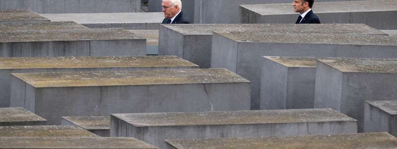 Der französische Präsident Emmanuel Macron (r) besucht zusammen mit Bundespräsident Frank-Walter Steinmeier das Holocaust Mahnmal in Berlin. - Foto: Michael Kappeler/dpa