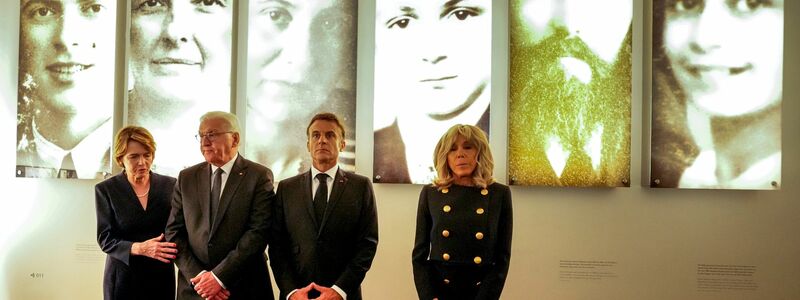 Der franzöisische Präsident Emmanuel Macron (2.v.r) besucht zusammen mit seiner Ehefrau Brigitte (r), Bundespräsident Frank-Walter Steinmeier (2.v.l) und dessen Frau, Elke Büdenbender, das Holocaust-Denkmal. - Foto: Markus Schreiber/Pool AP/dpa