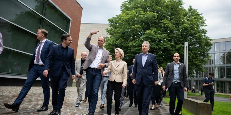 EU-Kommissionspräsidentin und Spitzenkandidatin der CDU für die Europawahl, Ursula von der Leyen, bei einem Besuch des Hasso-Plattner-Instituts (HPI) in Potsdam. - Foto: Sebastian Gollnow/dpa
