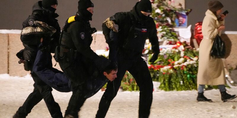 Polizeieinsatz in St. Petersburg (Archivbild). Kritiker des russischen Krieges gegen die Ukraine und Andersdenkende werden laut einem UN-Bericht immer schärfer verfolgt. - Foto: Uncredited/AP/dpa