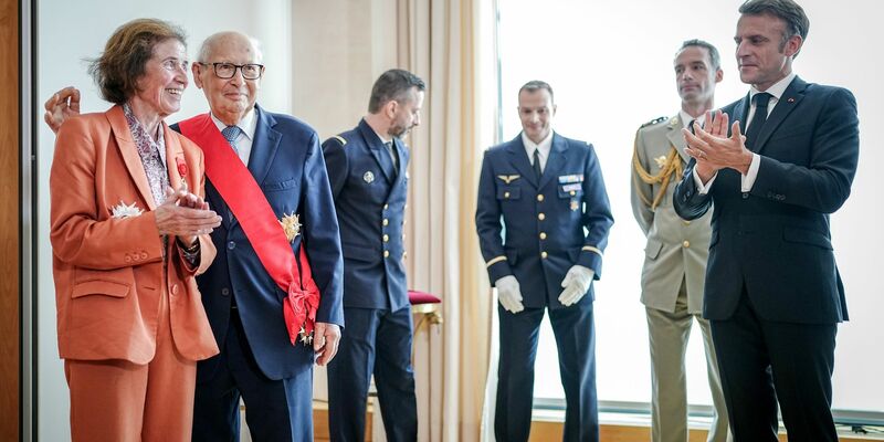 Emmanuel Macron ehrt Beate und Serge Klarsfeld. - Foto: Kay Nietfeld/dpa-Pool/dpa