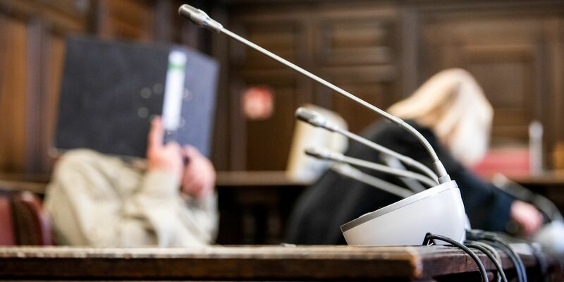 Der Angeklagte im Hanseatischen Oberlandesgericht. - Foto: Daniel Bockwoldt/dpa