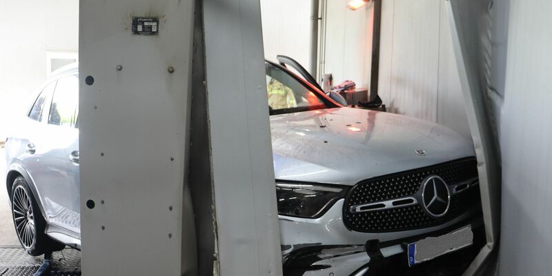 Ein demoliertes Auto in Bünde nach einem Auffahrunfall beim Einfahren in eine Waschanlage. - Foto: -/Kreispolizei Herford/dpa