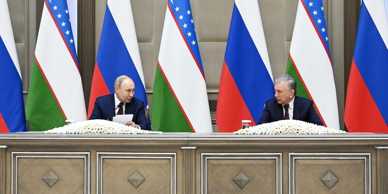 Russlands Präsident Wladimir Putin zusammen mit seinem usbekischen Amtskollegen Schawkat Mirsijojew in Taschkent. - Foto: Sergei Bobylev/Pool Sputnik Kremlin/AP/dpa