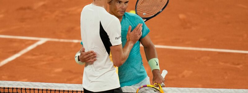 Nach dem Match umarmte Alexander Zverev (l) Rafael Nadal. - Foto: Thibault Camus/AP/dpa