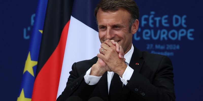 Emmanuel Macron nach seiner Rede auf dem Dresdener Neumarkt vor der Frauenkirche. - Foto: Jan Woitas/dpa