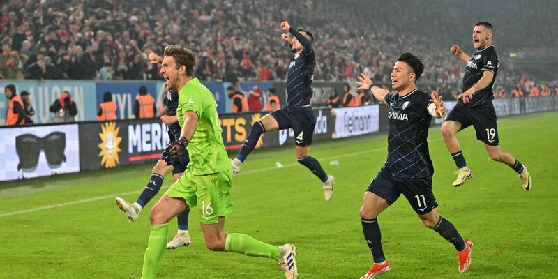 Bochums Tim Oermann, Ivan Ordets, Erhan Masovic und Anthony Losilla jubeln nach dem gewonnenen Elfmeterschießen. - Foto: Marius Becker/dpa