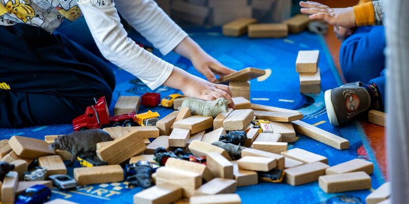 Ein Junge und ein Mädchen spielen zusammen. - Foto: Jens Büttner/dpa